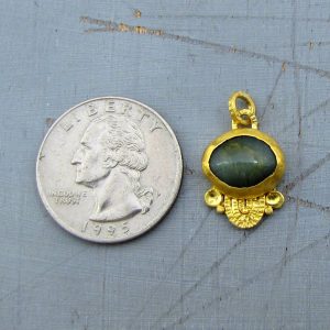 תליון זהב 24 קראט עם אבן קריסוברי עין חתול