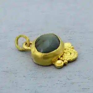 תליון זהב 24 קראט עם אבן קריסוברי עין חתול